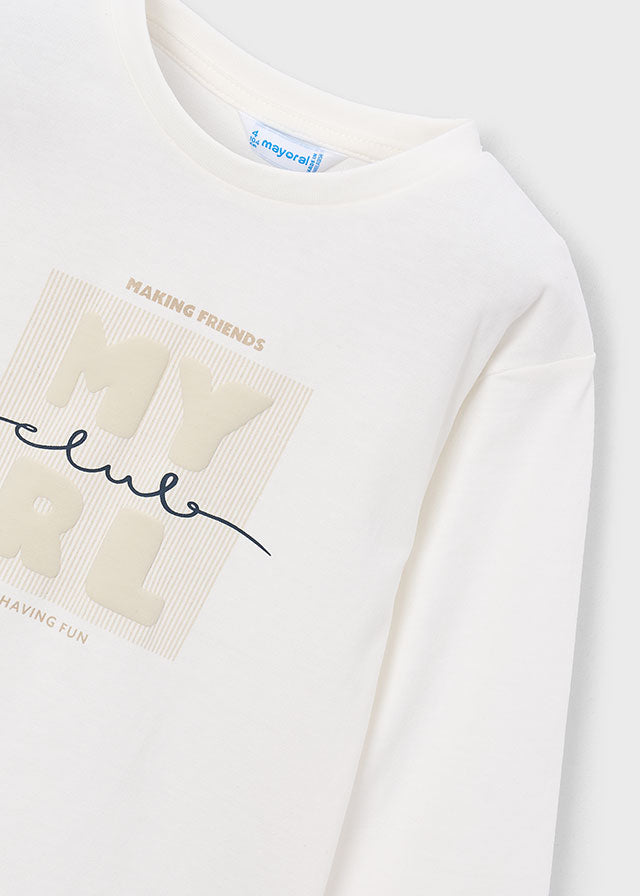Крупний план білого лонгсліва для хлопчика з написами MAKING FRIENDS і HAVING FUN