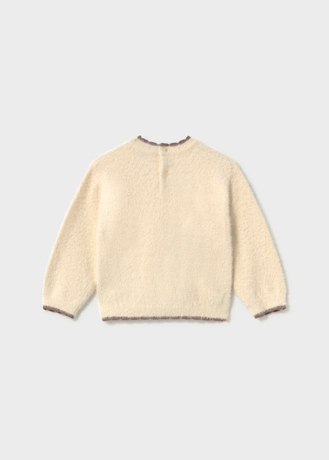 Вигляд ззаду молочної пухнастої кофтинки для дівчинки-малюка