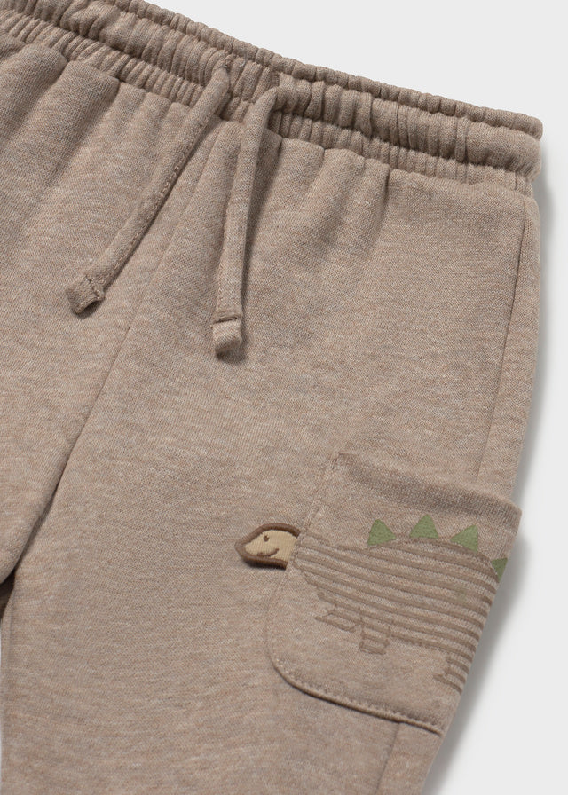 Крупний план утеплених джогерів для малюка зі шнурком та динозавром на кишені