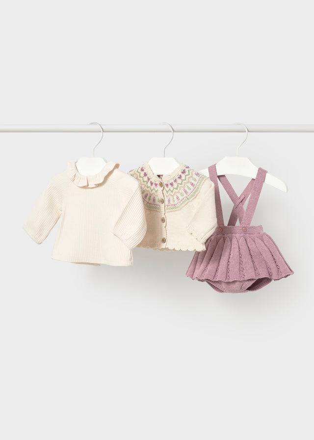 В'язаний комплект для новонародженої: молочна кофтинка, кардиган з рожево-зеленими зигзагами та пудровий ромпер
