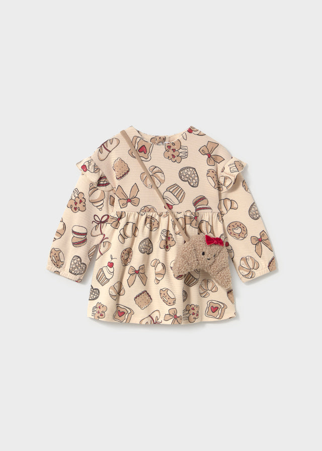 Вигляд спереду бежевого плаття для дівчинки з принтом солодощів і сумочкою-круасаном