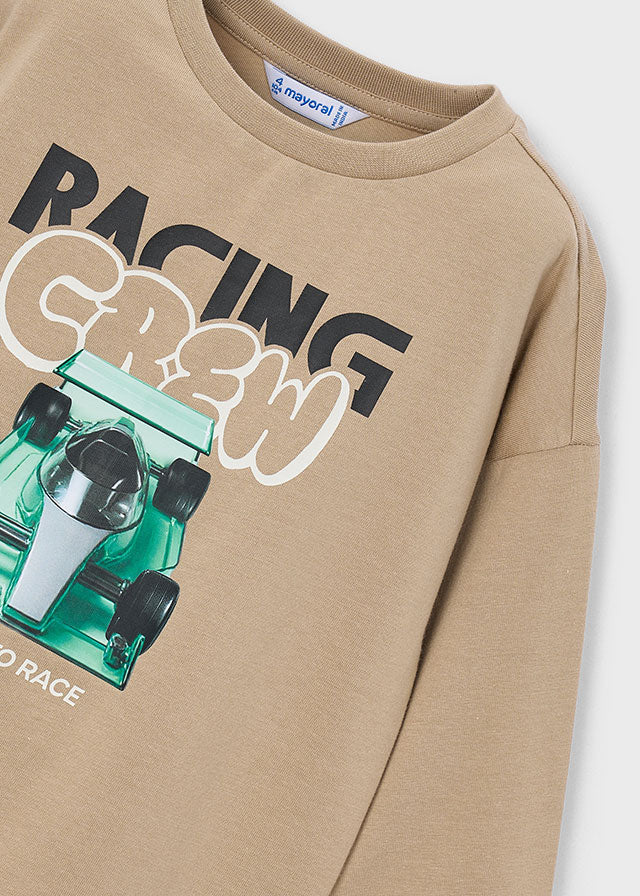 Крупний план бежевого лонгсліва для хлопчика з авто та написами RACING CREW і TIME TO RACE
