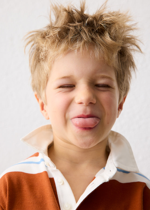 Білий комір смугастого поло Mayoral на хлопчику, портрет крупним планом