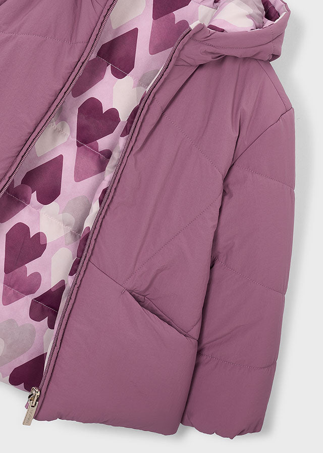 Крупний план двосторонньої куртки для дівчинки: серця, кишеня, блискавка і стьобання