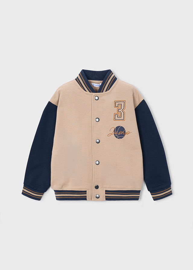 Бежевий varsity бомбер для хлопчика в спортивному стилі, вигляд спереду