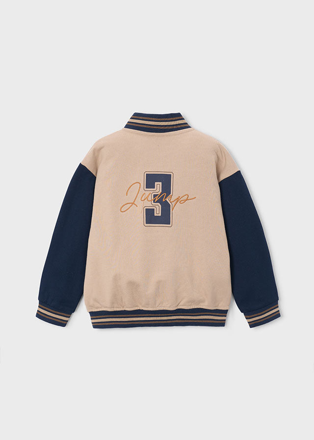 Бежевий varsity бомбер для хлопчика в спортивному стилі, вигляд ззаду
