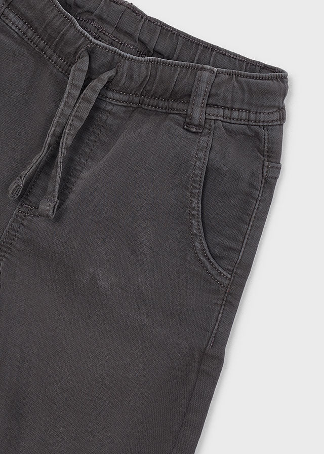 Крупний план штанів-джогерів для хлопчика: еластичний пояс, шнурок і бокова кишеня