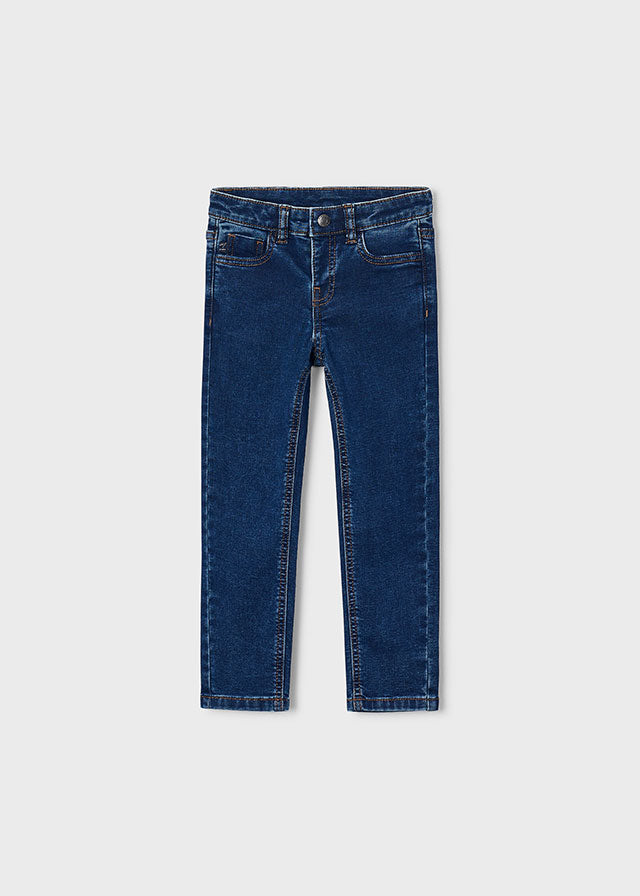 Сині джинси slim fit для хлопчика спереду з класичними кишенями та ґудзиком