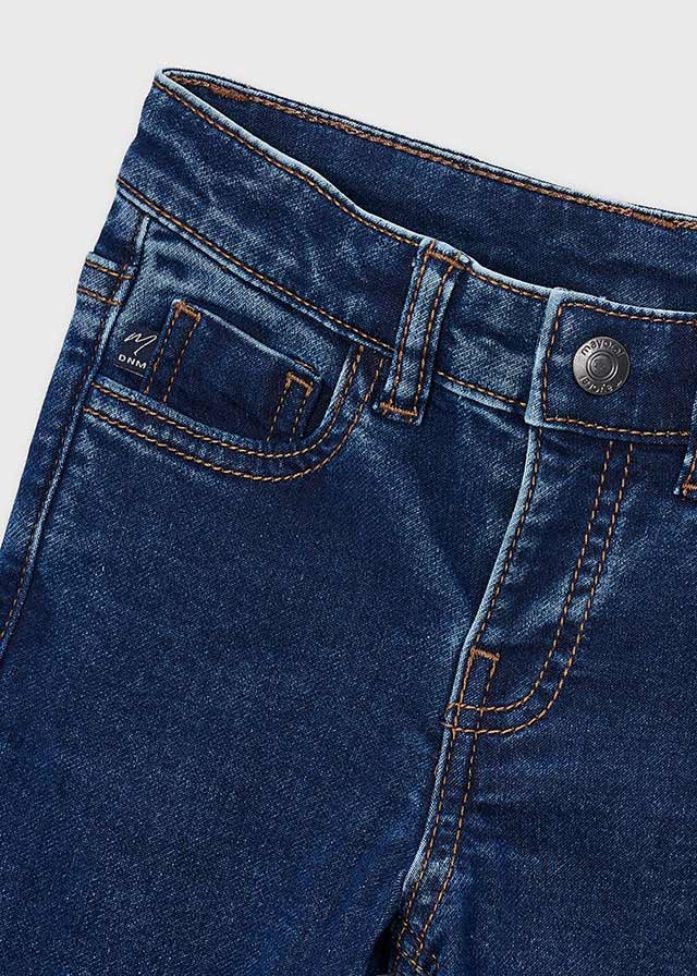 Деталь синіх джинсів slim fit для хлопчика: пояс, шлевки, ґудзик і кишеня