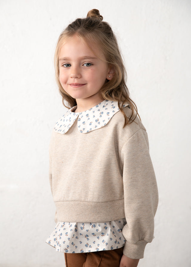 Дівчинка у блузі Mayoral із білим квітковим коміром крупнішим планом