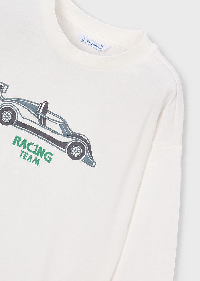 Гоночний автомобіль і зелений напис Racing Team на білому лонгсліві Mayoral зблизька