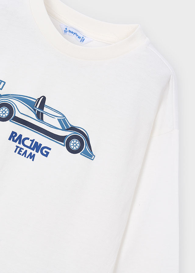 Гоночний автомобіль і синій напис Racing Team на білій футболці Mayoral зблизька