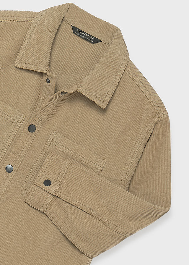 Крупний план вельветової сорочки для хлопчика: комір, кнопки, кишеня та рубчаста фактура