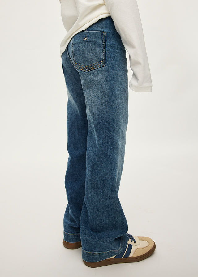 Вигляд збоку синіх широких джинсів для дівчинки Mayoral із задньою кишенею