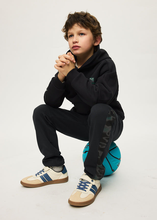 Чорні штани для хлопчика Mayoral збоку з камуфляжними вставками на штанинах