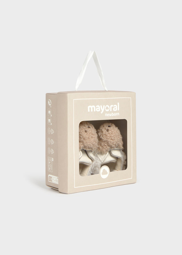 Пінетки для новонароджених Mayoral у коробці з написом mayoral newborn