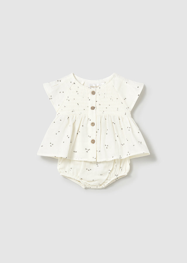 Молочний комплект для дівчинки з легкою блузкою з воланами та трусиками з дрібним принтом сердечок