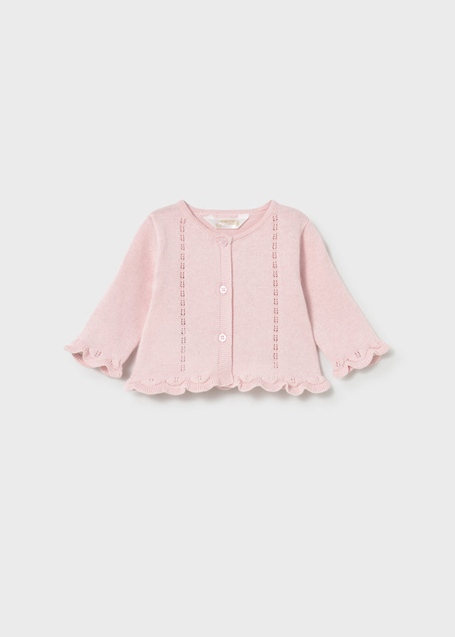 Рожева в’язана кофта для дівчинки спереду з ажурним візерунком і ґудзиками
