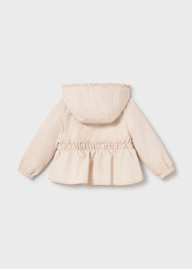 Бежева вітрівка для дівчинки ззаду з капюшоном і призібраною талією