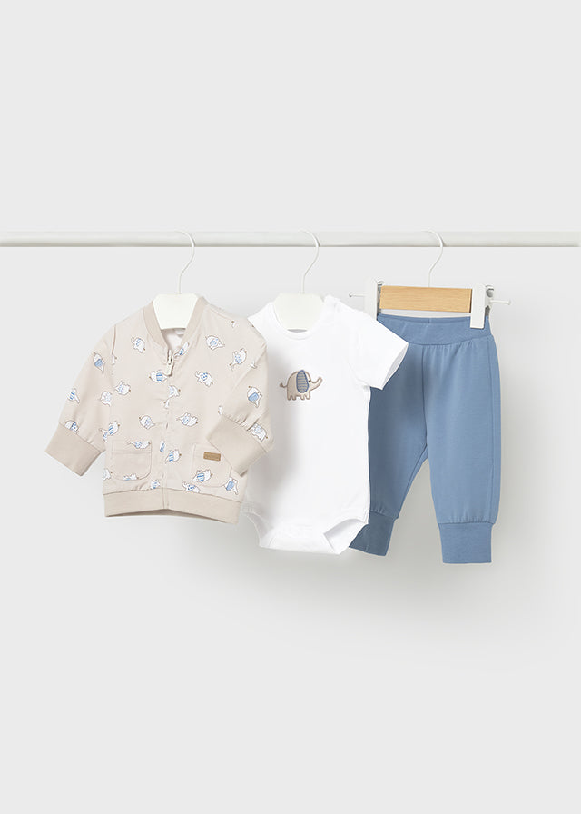 Бежево-блакитний костюм для немовляти з кофтою на блискавці з принтом тварин, білим боді та м’якими штанами