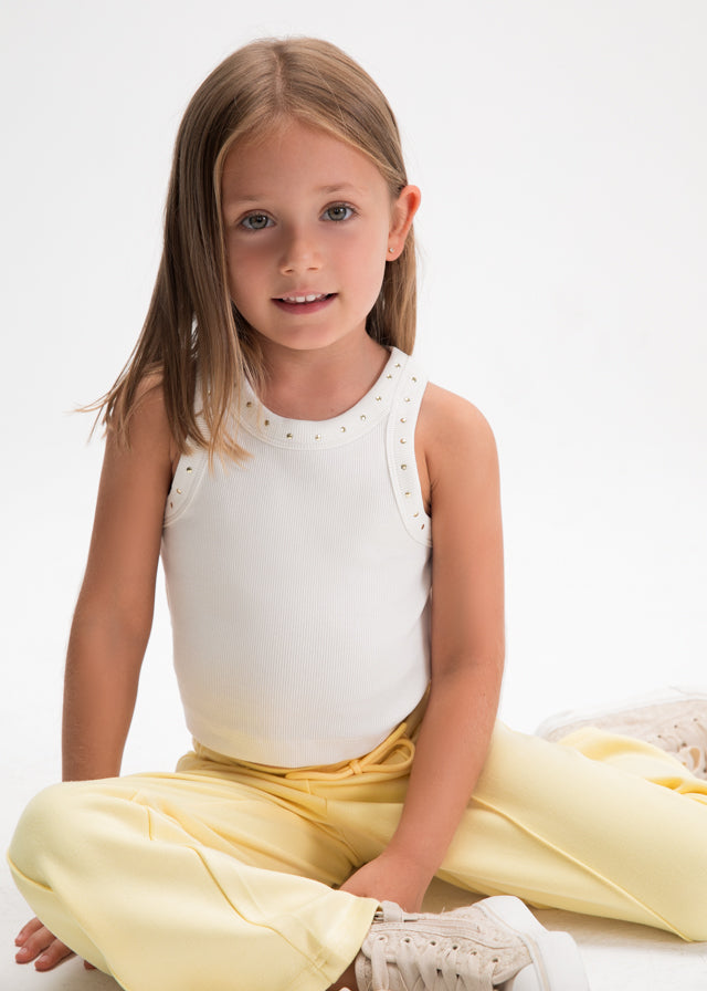 Молочний топ для дівчинки на моделі з заклепками та фактурою рубчик