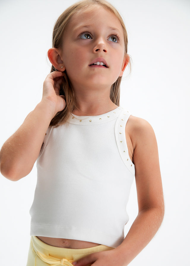 Трикотажний топ для дівчинки в рубчик на моделі, декорований золотистими заклепками