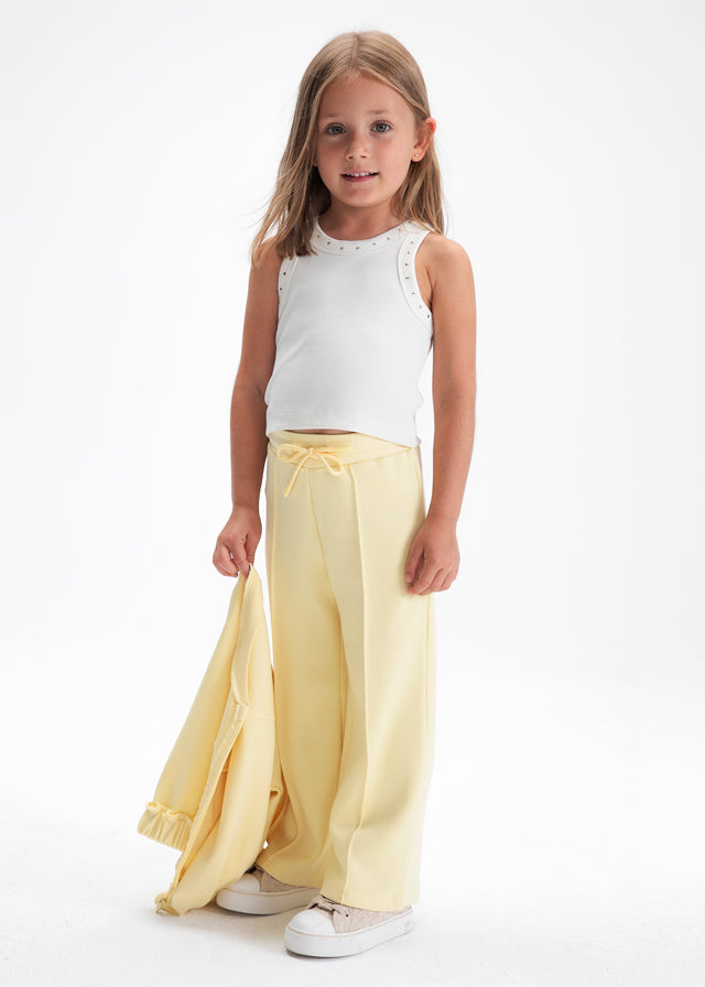 Молочна майка для дівчинки на моделі без рукавів із заклепками