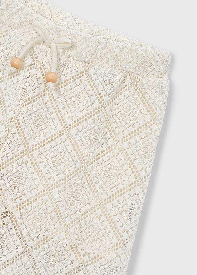 Крупний план мереживної тканини, еластичний пояс і шнурок з дерев’яними бусинами