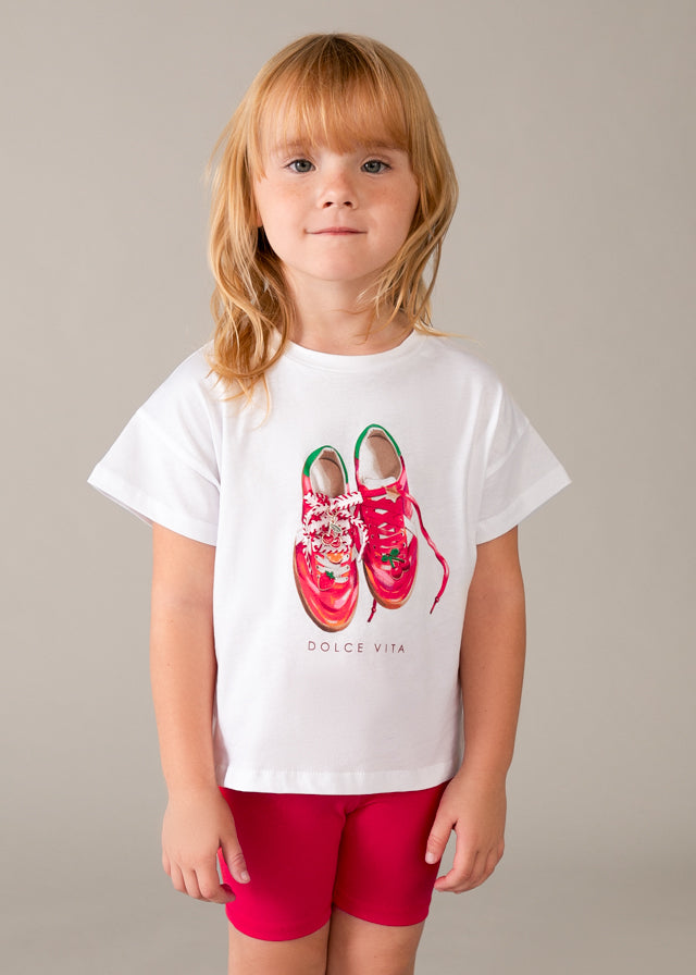Рожевий костюм для дівчинки на моделі з футболкою DOLCE VITA і рожевими велосипедками