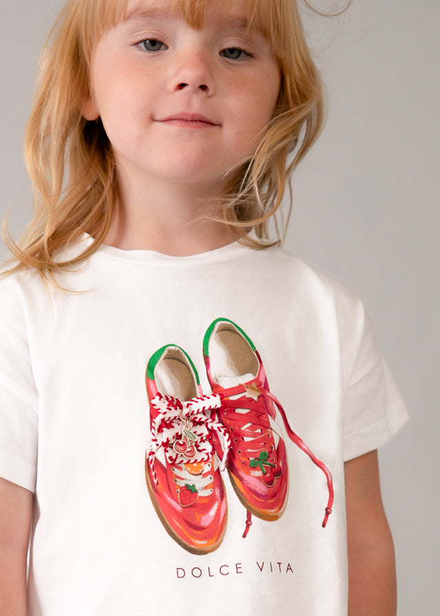 Футболка для дівчинки на моделі з кедами, вишнями та написом DOLCE VITA