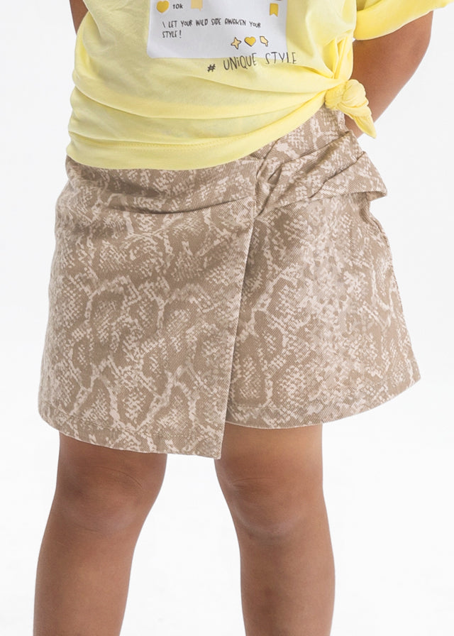 Крупний план спідниці-шортів, бежевий візерунок і вузол на талії