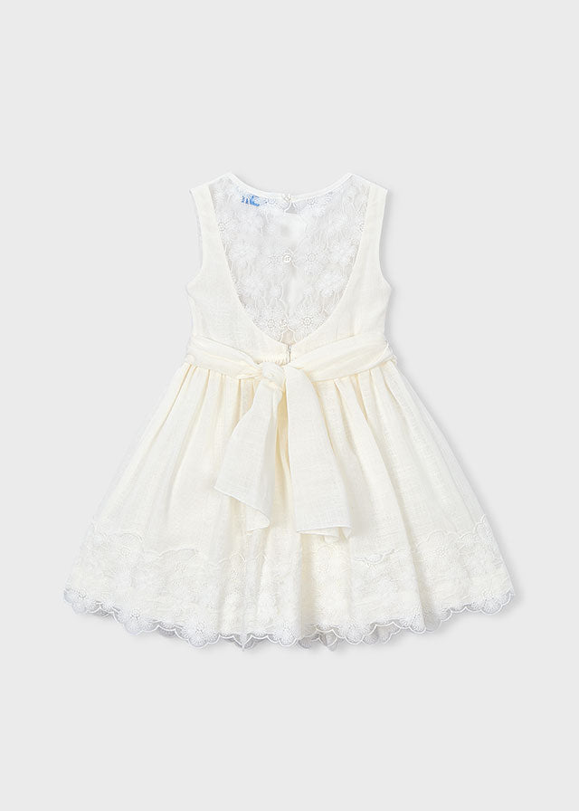 Задній вигляд сукні: мереживна спинка, ґудзики та великий бант