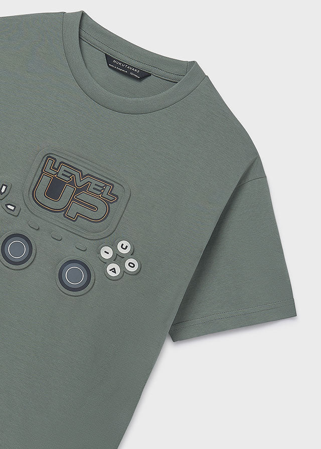 Крупний план: напис LEVEL UP і кнопки геймпада на футболці хакі