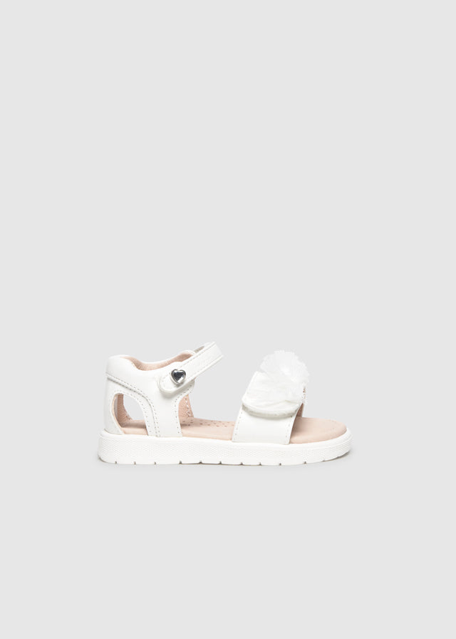 Білі сандалі для дівчинки з тюлевим бантом і застібкою на липучці, вигляд збоку