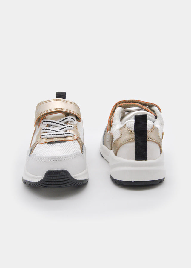 Дитячі білі кросівки для дівчинки спереду і ззаду з липучкою