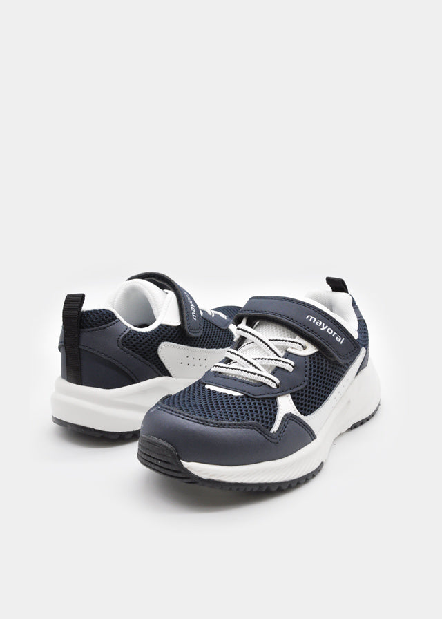 Дитячі синьо-білі кросівки для хлопчика, вигляд пари спереду під кутом