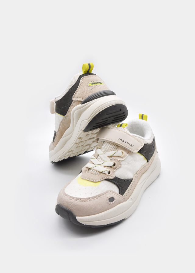 Пара бежевих кросівок для хлопчика під кутом з липучкою та еластичною шнурівкою